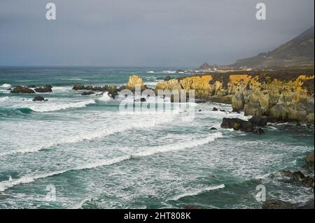 Zerklüftete Küste von Pacific Valley Bluff in Big Sur California Stockfoto