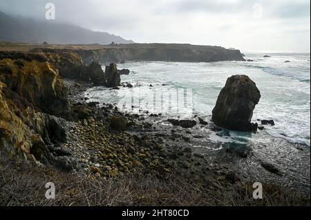 Zerklüftete Küste von Pacific Valley Bluff in Big Sur California Stockfoto