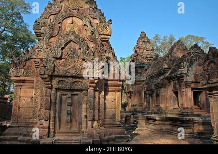 Die Entführung von Sita durch den Dämon Ravana, Südbibliothek, Banteay Srei Tempel, Zitadelle der Frau, Angkor, Siem Reap, Königreich Kambodscha, Südost-Asi Stockfoto