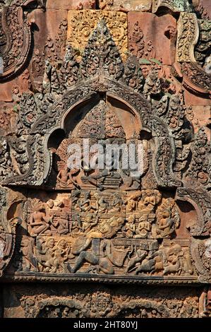 Die Entführung von Sita durch den Dämon Ravana, Südbibliothek, Banteay Srei Tempel, Zitadelle der Frau, Angkor, Siem Reap, Königreich Kambodscha, Südost-Asi Stockfoto