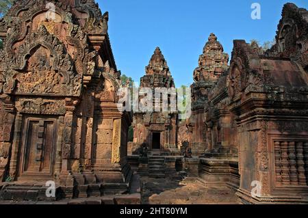 Die Entführung von Sita durch den Dämon Ravana, Südbibliothek, Banteay Srei Tempel, Zitadelle der Frau, Angkor, Siem Reap, Königreich Kambodscha, Südost-Asi Stockfoto