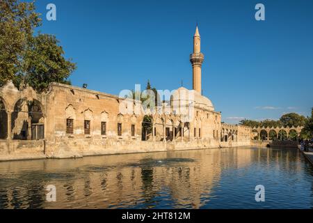 Rizvaniye Camii Moschee und Balikligol Fischsee in Sanliurfa, Türkei. Stockfoto