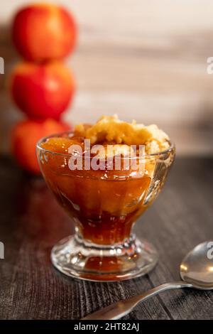 Apfelpflasternachtisch mit Löffel Stockfoto