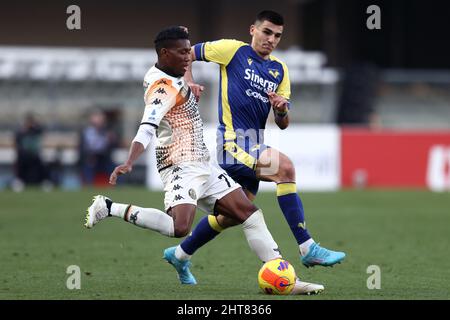 Verona, Italien. 27.. Februar 2022. David Okereke (Venezia FC) und Bosko Sutalo (Hellas Verona FC) kämpfen während des Spiels Hellas Verona FC gegen Venezia FC, italienische Fußballserie A in Verona, Italien, febbraio 27 2022 Quelle: Independent Photo Agency/Alamy Live News Stockfoto