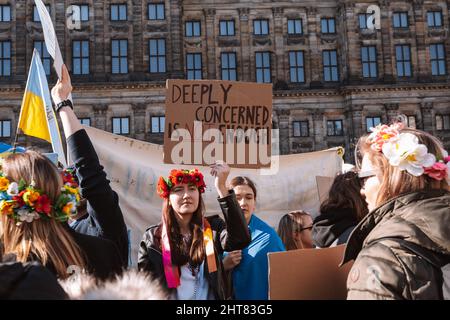 Niederlande, Amsterdam, 27.02.2022 - Eine Demonstration gegen den Krieg in der Ukraine. Protest gegen russische Invasion in der Ukraine. Einige Anti-war-Sings, Banner Stockfoto