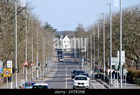 Queen's Avenue in Aldershot, Hampshire, eine lange und gerade Straße, die gebaut wurde, damit Truppen an Queen Victoria vorbeimarschieren konnten Stockfoto