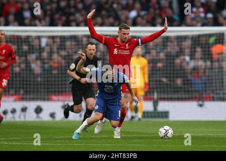 London, Großbritannien. 27.. Februar 2022. Jordan Henderson von Liverpool fordert Mateo Kovačić von Chelsea während des EFL Carabao Cup Finales zwischen Chelsea und Liverpool am 27. Februar 2022 im Wembley Stadium, London, England, heraus. Foto von Ken Sparks. Nur zur redaktionellen Verwendung, Lizenz für kommerzielle Nutzung erforderlich. Keine Verwendung bei Wetten, Spielen oder Veröffentlichungen einzelner Clubs/Vereine/Spieler. Kredit: UK Sports Pics Ltd/Alamy Live Nachrichten Stockfoto