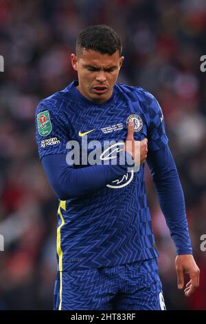 London, Großbritannien. 27.. Februar 2022. Thiago Silva aus Chelsea wird beim Finale des EFL Carabao Cups zwischen Chelsea und Liverpool im Wembley Stadium, London, England, am 27. Februar 2022 verletzt. Foto von Ken Sparks. Nur zur redaktionellen Verwendung, Lizenz für kommerzielle Nutzung erforderlich. Keine Verwendung bei Wetten, Spielen oder Veröffentlichungen einzelner Clubs/Vereine/Spieler. Kredit: UK Sports Pics Ltd/Alamy Live Nachrichten Stockfoto