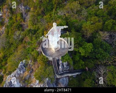 Luftaufnahme von Christus dem Erlöser in Don Sai, Thailand Stockfoto