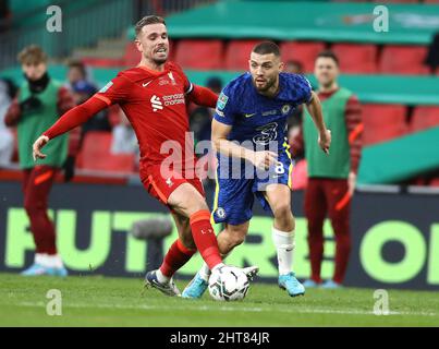 London, England, 27.. Februar 2022. Mateo Kovacic aus Chelsea (R) wird während des Carabao Cup-Spiels im Wembley Stadium, London, von Jordan Henderson aus Liverpool herausgefordert. Bildnachweis sollte lauten: Paul Terry / Sportimage Kredit: Sportimage/Alamy Live News Stockfoto