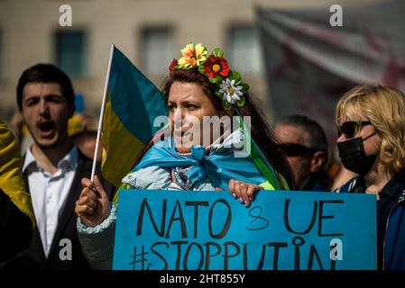 Barcelona, Spanien. 27.. Februar 2022. Pro-ukrainische Demonstranten halten Plakate, auf denen Aktionen zur Beendigung des Krieges gefordert werden, während russische Truppen weiterhin auf ukrainische Städte vordringen. Quelle: Matthias Oesterle/Alamy Live News Stockfoto