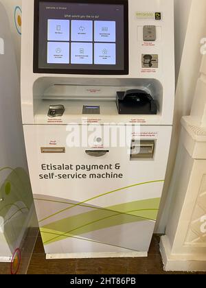 '2.18.2022 - Dubai, VAE - Etisalat Payment Self Service Machine, ein Telekommunikationsanbieter im nationalen Mobilfunkanbieter. Stockfoto