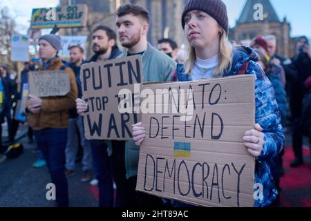 Edinburgh Schottland, Großbritannien Februar 27 2022. Mehrere hundert Demonstranten versammeln sich vor dem russischen Generalkonsulat im West End von Edinburgh und marschieren vor dem schottischen Parlament, um gegen die russische Invasion in der Ukraine zu protestieren Stockfoto