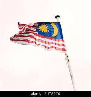 Die Flagge von Malaysia. Aufnahme der malaysischen Flagge, die im Wind weht. Stockfoto