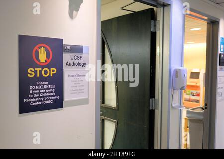 Tür zur Audiologischen Klinik der University of California in San Francisco im UCSF Medical Center am Mount Zion in San Francisco, Kalifornien, USA. Stockfoto