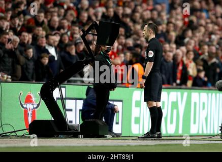 London, England, 27.. Februar 2022. Schiedsrichter Stuart Attwell konsultiert den VAR-Monitor, um das Tor von Liverpool während des Carabao-Cup-Spiels im Wembley Stadium, London, zu untersagen. Bildnachweis sollte lauten: Paul Terry / Sportimage Kredit: Sportimage/Alamy Live News Stockfoto