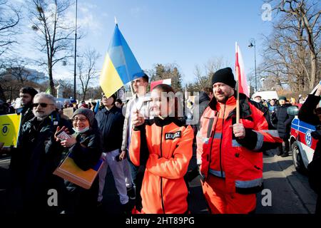 Wieder einmal versammelten sich Massen von Menschen vor der russischen Botschaft. Mit Fahnen, Spruchbändern und Ausschreiungen, die ihre Opposition gegen Wladimir Putins Invasion in der Ukraine zum Ausdruck bringen. Unter den Tausenden von Demonstranten herrscht eine Atmosphäre von großer Trauer, Verzweiflung, aber auch Wut. Einige der Demonstranten haben ihre Worte nicht gescheut, und ihre Transparente drückten ihre Meinung über den russischen Präsidenten und vor allem über die Politik, die er derzeit verfolgt, die Aggression, unverblümt aus. Warschau, Polen am 27. Februar 2022. Foto von Michal Zbikowski/Interpress Foto/ABACAPRESS.COM Stockfoto