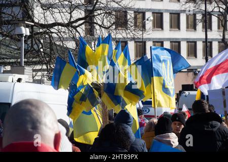 Wieder einmal versammelten sich Massen von Menschen vor der russischen Botschaft. Mit Fahnen, Spruchbändern und Ausschreiungen, die ihre Opposition gegen Wladimir Putins Invasion in der Ukraine zum Ausdruck bringen. Unter den Tausenden von Demonstranten herrscht eine Atmosphäre von großer Trauer, Verzweiflung, aber auch Wut. Einige der Demonstranten haben ihre Worte nicht gescheut, und ihre Transparente drückten ihre Meinung über den russischen Präsidenten und vor allem über die Politik, die er derzeit verfolgt, die Aggression, unverblümt aus. Warschau, Polen am 27. Februar 2022. Foto von Michal Zbikowski/Interpress Foto/ABACAPRESS.COM Stockfoto