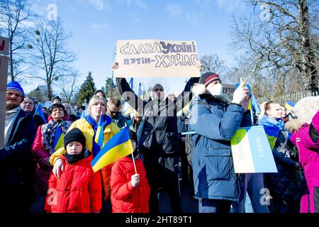 Wieder einmal versammelten sich Massen von Menschen vor der russischen Botschaft. Mit Fahnen, Spruchbändern und Ausschreiungen, die ihre Opposition gegen Wladimir Putins Invasion in der Ukraine zum Ausdruck bringen. Unter den Tausenden von Demonstranten herrscht eine Atmosphäre von großer Trauer, Verzweiflung, aber auch Wut. Einige der Demonstranten haben ihre Worte nicht gescheut, und ihre Transparente drückten ihre Meinung über den russischen Präsidenten und vor allem über die Politik, die er derzeit verfolgt, die Aggression, unverblümt aus. Warschau, Polen am 27. Februar 2022. Foto von Michal Zbikowski/Interpress Foto/ABACAPRESS.COM Stockfoto