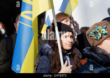 Wieder einmal versammelten sich Massen von Menschen vor der russischen Botschaft. Mit Fahnen, Spruchbändern und Ausschreiungen, die ihre Opposition gegen Wladimir Putins Invasion in der Ukraine zum Ausdruck bringen. Unter den Tausenden von Demonstranten herrscht eine Atmosphäre von großer Trauer, Verzweiflung, aber auch Wut. Einige der Demonstranten haben ihre Worte nicht gescheut, und ihre Transparente drückten ihre Meinung über den russischen Präsidenten und vor allem über die Politik, die er derzeit verfolgt, die Aggression, unverblümt aus. Warschau, Polen am 27. Februar 2022. Foto von Michal Zbikowski/Interpress Foto/ABACAPRESS.COM Stockfoto