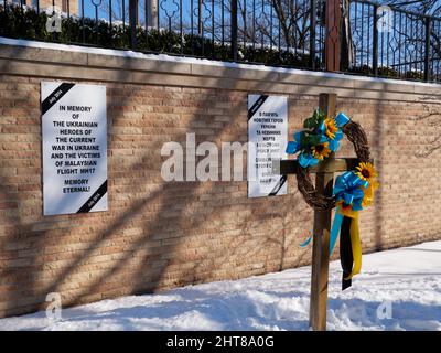 Sonnenblumen und gelbe und blaue Bänder am Kreuz bei Saints Volodymyr & Olha Ukrainian Catholic Chuch in Chicago, Illinois. Stockfoto
