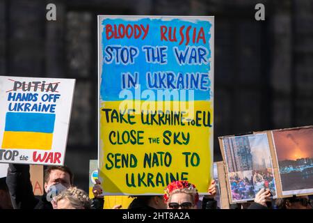 Warnschild Beim Protest Gegen Den Krieg In Der Ukraine In Amsterdam, Niederlande 27-2-2022 Stockfoto