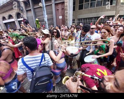 Rio de Janeiro, Rio de Janeiro, Brasilien. 27.. Februar 2022. (INT) Straßenkarneval in Rio de Janeiro. 27. Februar 2022, Rio de Janeiro, Brasilien: Ein unverfälschter klandestiner Block mit Hunderten von Menschen geht auf die Straßen von Rio de Janeiro, um Straßenkarneval auf Teofilo Antonio, im Zentrum von Rio de Janeiro, zu feiern. Trotz der COVID-19-Pandemie beschloss die Stadt, das Karnevalsfest zu feiern.Quelle: Jose Lucena/Thenews2 (Foto: Jose Lucena/TheNews2/Zumapress) (Bildquelle: © Jose Lucena/TheNEWS2 via ZUMA Press Wire) Stockfoto