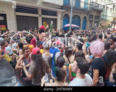 Rio de Janeiro, Rio de Janeiro, Brasilien. 27.. Februar 2022. (INT) Straßenkarneval in Rio de Janeiro. 27. Februar 2022, Rio de Janeiro, Brasilien: Ein unverfälschter klandestiner Block mit Hunderten von Menschen geht auf die Straßen von Rio de Janeiro, um Straßenkarneval auf Teofilo Antonio, im Zentrum von Rio de Janeiro, zu feiern. Trotz der COVID-19-Pandemie beschloss die Stadt, das Karnevalsfest zu feiern.Quelle: Jose Lucena/Thenews2 (Foto: Jose Lucena/TheNews2/Zumapress) (Bildquelle: © Jose Lucena/TheNEWS2 via ZUMA Press Wire) Stockfoto