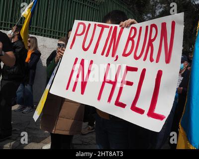 Athen, Griechenland. 26.. Februar 2022. (2/26/2022) Demonstration vor der russischen Botschaft gegen die anhaltende Invasion der Ukraine durch Russland. (Foto von George Panagakis/Pacific Press/Sipa USA) Quelle: SIPA USA/Alamy Live News Stockfoto