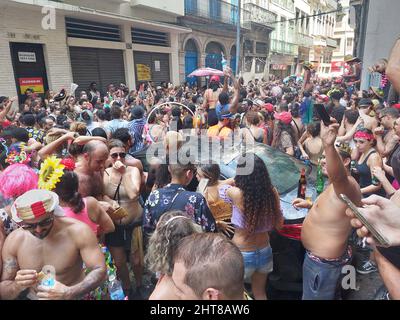 Rio de Janeiro, Rio de Janeiro, Brasilien. 27.. Februar 2022. (INT) Straßenkarneval in Rio de Janeiro. 27. Februar 2022, Rio de Janeiro, Brasilien: Ein unverfälschter klandestiner Block mit Hunderten von Menschen geht auf die Straßen von Rio de Janeiro, um Straßenkarneval auf Teofilo Antonio, im Zentrum von Rio de Janeiro, zu feiern. Trotz der COVID-19-Pandemie beschloss die Stadt, das Karnevalsfest zu feiern.Quelle: Jose Lucena/Thenews2 (Foto: Jose Lucena/TheNews2/Zumapress) (Bildquelle: © Jose Lucena/TheNEWS2 via ZUMA Press Wire) Stockfoto