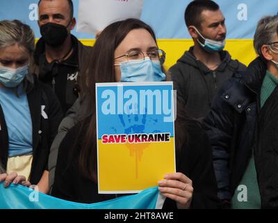 Athen, Griechenland. 26.. Februar 2022. (2/26/2022) Demonstration vor der russischen Botschaft gegen die anhaltende Invasion der Ukraine durch Russland. (Foto von George Panagakis/Pacific Press/Sipa USA) Quelle: SIPA USA/Alamy Live News Stockfoto