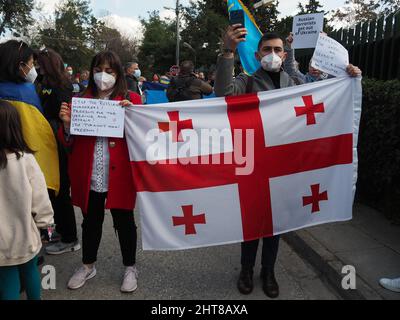 Athen, Griechenland. 26.. Februar 2022. (2/26/2022) Demonstration vor der russischen Botschaft gegen die anhaltende Invasion der Ukraine durch Russland. (Foto von George Panagakis/Pacific Press/Sipa USA) Quelle: SIPA USA/Alamy Live News Stockfoto