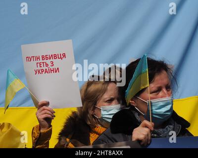 Athen, Griechenland. 26.. Februar 2022. (2/26/2022) Demonstration vor der russischen Botschaft gegen die anhaltende Invasion der Ukraine durch Russland. (Foto von George Panagakis/Pacific Press/Sipa USA) Quelle: SIPA USA/Alamy Live News Stockfoto