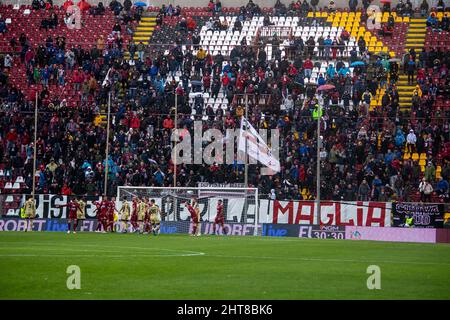 Reggio Calabria, Italien. 27.. Februar 2022. Fans von Reggina während Reggina 1914 gegen AC Pisa, Italienisches Fußballspiel der Serie B in Reggio Calabria, Italien, Februar 27 2022 Quelle: Independent Photo Agency/Alamy Live News Stockfoto