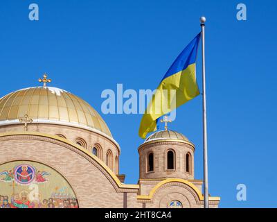 Ukrainische Flagge & Heilige Volodymyr & Olha Ukrainische katholische Kirche, Chicago, Illinois. Stockfoto
