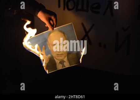 Israel. 26.. Februar 2022. Der Protestierende verbrennt ein Foto von Putin während eines Protestes israelischer Anhänger der Ukraine gegen die russische Invasion. Tel Aviv, Israel. Februar 26. 2022. (Foto: Matan Golan/Sipa USA) Quelle: SIPA USA/Alamy Live News Stockfoto