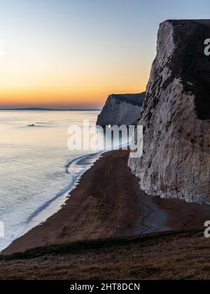 Die Sonne geht über den Kreidefelsen von bat's Head in der Nähe von Lulworth an der Jurassic Coast von Dorset unter. Stockfoto