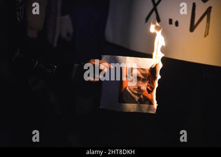 Israel. 26.. Februar 2022. Der Protestler verbrennt ein Foto von Putin und Hitler während eines Protestes israelischer Anhänger der Ukraine gegen die russische Invasion. Tel Aviv, Israel. Februar 26. 2022. (Foto: Matan Golan/Sipa USA) Quelle: SIPA USA/Alamy Live News Stockfoto