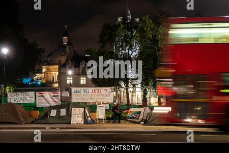 Der Verkehr fließt nachts an dem Friedenslager des Antikriegs-Demonstranten Brian Haw auf dem Londoner Parliament Square vorbei. Stockfoto