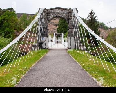 Die alte Hängebrücke von Bridge of Oich bei Aberchalder in den schottischen Highlands. Stockfoto