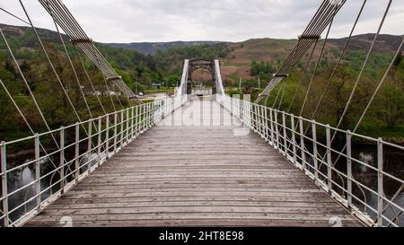 Die alte Hängebrücke von Bridge of Oich bei Aberchalder in den schottischen Highlands. Stockfoto