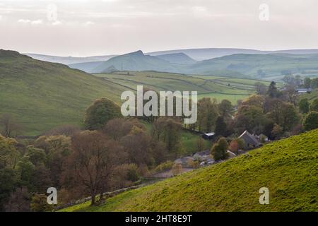 Das Dorf Earl Sterndale liegt in einem Tal unter den Hügeln des englischen Peak District, einschließlich des charakteristischen Chrome Hill und Parkhouse Hill. Stockfoto