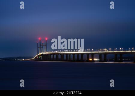 Die M4 Sekunden Severn Crossing Brücke wird nachts an der Severn Mündung beleuchtet. Stockfoto