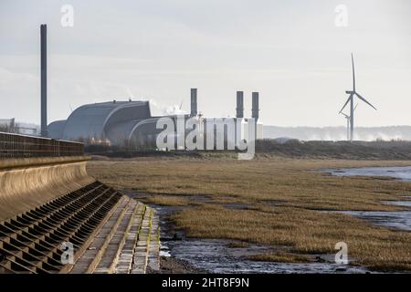 Dampf steigt aus dem Kraftwerk Seabank und dem Energiegewinnungszentrum Severnside im industriellen Avonmouth-Gebiet von Bristol auf. Stockfoto