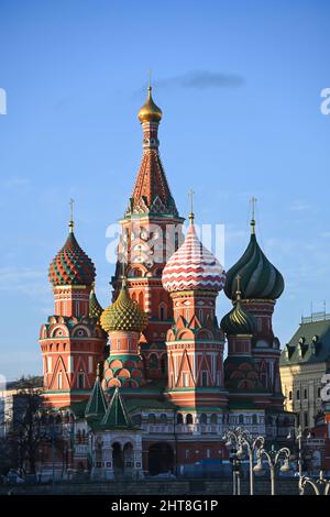 Kuppeln der Basilius-Kathedrale. Abend im Zentrum von Moskau. Stockfoto