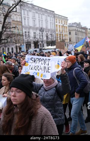 Polen - 27. Februar 2022: Demonstration gegen russische Aggression in der Ukraine, Menschen mit politischen Transparenten sagen Nein zu Putin, Krieg beenden, Krieg Ukraine Stockfoto