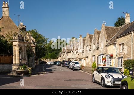 Traditionelle Steinhütten säumen die alte High Street von Corsham in Wiltshire. Stockfoto