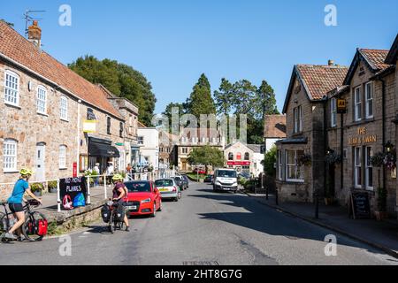 Traditionelle Geschäfte, Häuser und Dorfpubs auf der Hauptstraße des Dorfes Chew Magna in North Somerset. Stockfoto