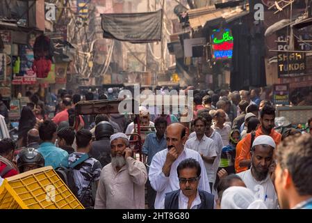 Menschen auf der belebten Straße, Chandni Chowk (Moonlight Square), Delhi, Indien Stockfoto