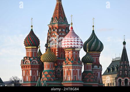 Kuppeln der Basilius-Kathedrale. Abend im Zentrum von Moskau. Stockfoto